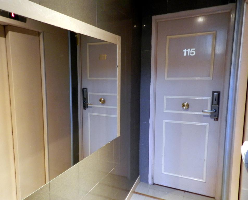 Antares Hostel Ницца Экстерьер фото
